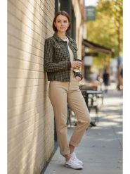 ASSUILI Kurtka przejściowa w kolorze khaki rozmiar: 34. Brązowe kurtki damskie Assuili, bez wzorów, bez kaptura. Za 121.99 zł.