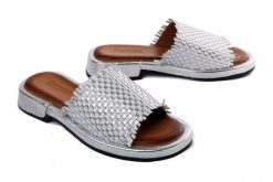 Artiker Relaks 56C0344 srebrny, klapki damskie. Szare klapki damskie Artiker Relaks, bez wzorów, ze skóry, bez obcasa, bez zapięcia. Za 229.90 zł.