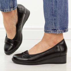 Czarne skórzane czółenka damskie na koturnie Vinceza 18136. Czarne czółenka damskie VINCEZA, bez wzorów, z jeansu, z okrągłym noskiem, bez obcasa, na koturnie. Za 219.00 zł.