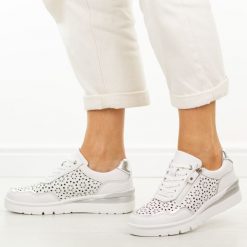 Białe skórzane ażurowe półbuty damskie Filippo Dp7677/26. Białe półbuty damskie Filippo, na jesień, w ażurowe wzory, z jeansu, z okrągłym noskiem, bez obcasa, na koturnie, bez zapięcia. Za 259.00 zł.