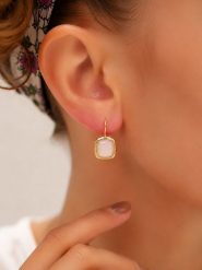 L'Atelier de Gaia Pozłacane kolczyki z tygrysim okiem rozmiar: onesize. Różowe kolczyki damskie L'Atelier de Gaia, pozłacane, z zapięciem typu bigiel. Za 85.95 zł.