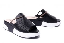 ARTIKER RELAKS 52C2559 czarny, klapki damskie. Czarne klapki damskie Artiker Relaks, bez wzorów, ze skóry, bez obcasa, na koturnie, bez zapięcia. Za 137.94 zł.