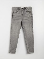Bawełniane jeansy boyfriend - szary. Szare jeansy damskie Sinsay. Za 69.99 zł.