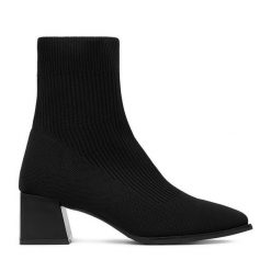 Botki DeeZee. Czarne botki damskie DeeZee, bez obcasa, na słupku, bez zapięcia. Za 179.99 zł.