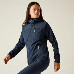 Damska kurtka typu softshell z kapturem Lexan III. Niebieskie kurtki sportowe damskie Dare 2b, bez wzorów, z poliesteru, z kapturem. Za 430.00 zł.