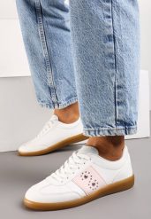 Biało-Różowe Płaskie Sneakersy Sznurowane z Ozdobnymi Nitmi Blosenti. Białe obuwie sportowe damskie Born2be, z materiału, bez zapięcia. Za 79.99 zł.