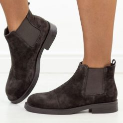 Brązowe skórzane botki damskie, sztyblety Vinceza 91180. Brązowe botki damskie VINCEZA, na jesień, z dzianiny, casualowe, z okrągłym noskiem, bez obcasa, na płaskiej podeszwie, bez zapięcia. Za 349.00 zł.