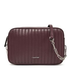 Torebka Calvin Klein. Czerwone listonoszki damskie Calvin Klein, bez wzorów, bez dodatków. Za 529.99 zł.