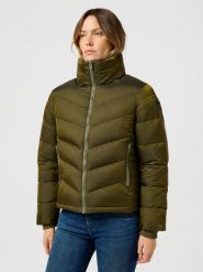 WRANGLER DAMSKA KURTKA ZIMOWA WRANGLER SHORT PUFFER JACKET IVY GREEN 112356502. Zielone kurtki damskie Wrangler, na zimę, s, bez wzorów, bez kaptura. Za 299.99 zł.