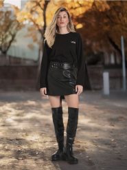 Koszulka z długimi rękawami - czarny. Czarne koszulki damskie Sinsay, l, bez wzorów, bez kołnierzyka, bez ramiączek. Za 35.99 zł.