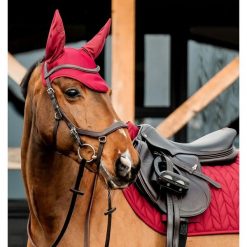 Czapka z muchą dla koni Horseware Amigo Earnet. Czerwone czapki damskie HORSEWARE IRELAND, bez wzorów, z materiału. Za 140.00 zł.