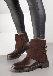 Brązowe Botki Typu Bikery Ozdobione Klamrami i Wywiniętą Cholewką Alisttie. Brązowe botki damskie Born2be, z jeansu, eleganckie, bez obcasa, na płaskiej podeszwie, bez zapięcia. Za 159.99 zł.