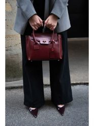 Victor & Hugo Paris Skórzana torebka "Jeny" w kolorze bordowym - 25 x 19 x 7 cm rozmiar: onesize. Czerwone torebki klasyczne damskie Victor & Hugo Paris, z materiału, przez ramię, bez dodatków. Za 347.99 zł.