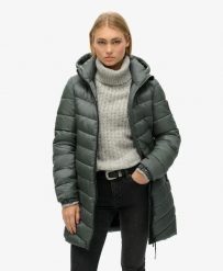 Superdry Kurtka pikowana Hooded Fuji Mid - Stormy Weather Blue. Niebieskie kurtki damskie Superdry, bez wzorów, z materiału, z kapturem. Za 557.15 zł.