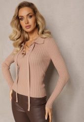 Beżowy Sweter z Wiskozy w Prążki Zdobiony Biżuteryjnymi Napami i Wiązaniem Pelema. Brązowe swetry klasyczne damskie Renee, prążkowane, bez kołnierzyka. Za 99.99 zł.