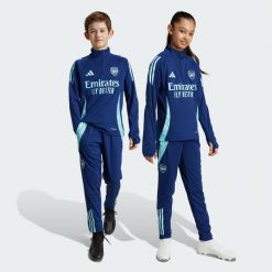 Spodnie Arsenal Tiro 24 Training. Czarne spodnie dresowe damskie Adidas, bez wzorów, z dresówki. W wyprzedaży za 195.30 zł.