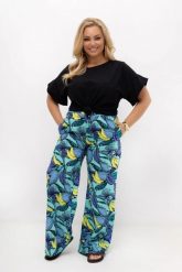 Turkusowe spodnie Marisa w owocowy wzór | Prosta nogawka | Rayon z bawełną | PLUS SIZE OVERSIZE LATO. Niebieskie spodnie materiałowe damskie Moda Size Plus Iwanek, bez wzorów, z bawełny, krótkie. Za 169.90 zł.