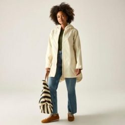 Damska kurtka wodoodporna z kapturem Brianka Longline. Białe kurtki damskie Regatta, bez wzorów, z materiału, z kapturem. Za 499.99 zł.