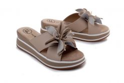 Filippo DK7636/26 BE beżowy, klapki damskie. Brązowe klapki damskie Filippo, bez wzorów, ze skóry, bez obcasa, na koturnie, bez zapięcia. Za 164.90 zł.
