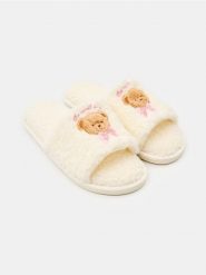 Kapcie z motywem misia i wykończeniem teddy - kremowy. Białe kapcie damskie Sinsay. Za 25.99 zł.