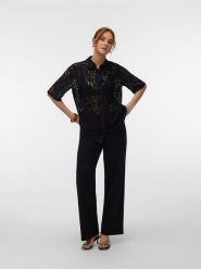Vero Moda Bluzka w kolorze czarnym rozmiar: M. Czarne bluzki damskie Vero Moda, m, bez wzorów, z koronki, bez kołnierzyka, bez ramiączek. Za 98.95 zł.