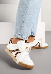 Białe Sneakersy w Stylu Klasycznych Tenisówek z Odpinaną Kokardką Korimarela. Białe obuwie sportowe damskie Born2be, z jeansu, bez zapięcia, tenisowe. Za 89.99 zł.