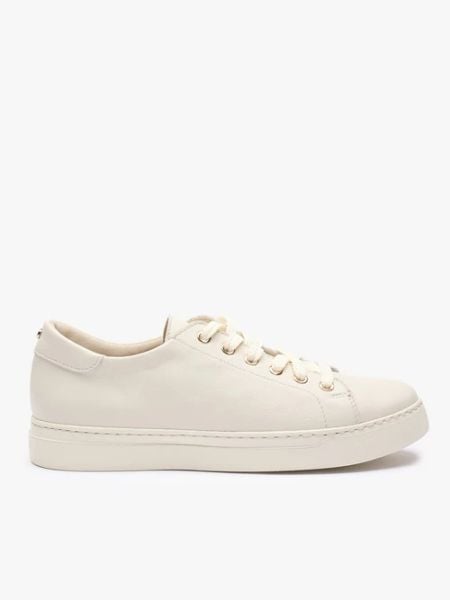 Białe sneakersy ze skóry licowej. Brązowe obuwie sportowe damskie Ryłko, ze skóry, bez zapięcia, trekkingowe. Za 449.99 zł.