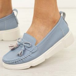 Niebieskie skórzane mokasyny damskie Vinceza 88041. Niebieskie mokasyny damskie VINCEZA, na jesień, z jeansu, z okrągłym noskiem, bez obcasa. Za 219.00 zł.