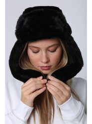 Lucky Bees Czapka w kolorze czarnym rozmiar: onesize. Czarne czapki damskie Lucky Bees, bez wzorów, z futra. Za 63.45 zł.