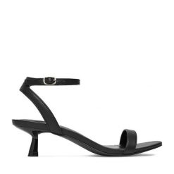 Sandały JENNY. Czarne sandały damskie Jenny, bez wzorów, bez obcasa, na szpilce, bez zapięcia. Za 119.99 zł.