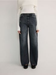 Jeansy wide leg z przetarciami - czarny. Czarne jeansy damskie Reserved, z podwyższonym stanem. W wyprzedaży za 119.99 zł.