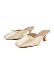 Loft37 Klapki w kolorze kremowym rozmiar: 40. Brązowe klapki damskie loft37, bez wzorów, bez obcasa, na szpilce, bez zapięcia. Za 347.99 zł.