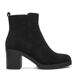 Botki Clara Barson. Czarne botki damskie Clara Barson, bez obcasa, na słupku, bez zapięcia. Za 159.99 zł.