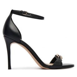 Sandały Guess. Czarne sandały damskie Guess, z aplikacjami, bez obcasa, na szpilce, bez zapięcia. Za 769.99 zł.