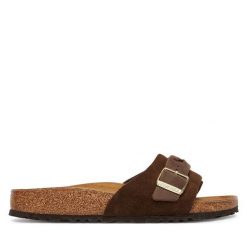 Klapki Birkenstock. Brązowe klapki damskie Birkenstock, bez wzorów, bez obcasa, bez zapięcia. Za 579.99 zł.