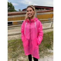 Kurtka przeciwdeszczowa dla kobiet do jazdy konnej Ju & Pa Marion. Czerwone kurtki damskie JU ET PA, uniwersalny, bez wzorów, bez kaptura. W wyprzedaży za 287.00 zł.
