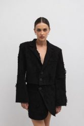 Krótka marynarka z surowej tkaniny w kolorze CZARNYM - UNIQUE. Czarne marynarki i żakiety damskie Marsala, bez wzorów, z bawełny, klasyczne. W wyprzedaży za 57.48 zł.