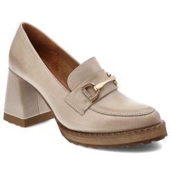 Beżowe Półbuty Armodo Stylowe Wsuwane Obuwie Damskie. Brązowe półbuty damskie Armodo, bez wzorów, ze skóry, bez obcasa, na obcasie, bez zapięcia. Za 469.00 zł.