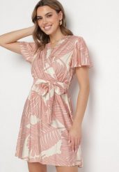 Różowa Sukienka Wiskozowa z Kopertowym Dekoltem i Florystycznym Printem Ninissia. Czerwone sukienki damskie Born2be, bez wzorów, z jeansu, eleganckie, bez ramiączek. Za 89.99 zł.