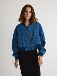 Oversizowa jeansowa kurtka bomber - niebieski. Niebieskie kurtki damskie Reserved, l, bez wzorów, z bawełny, bez kaptura. W wyprzedaży za 79.99 zł.
