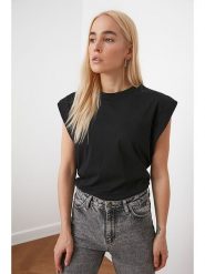 Trendyol Koszulka w kolorze czarnym rozmiar: L. Czarne bluzki damskie Trendyol, l, bez wzorów, z bawełny, bez kołnierzyka, bez ramiączek. Za 34.99 zł.