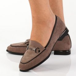 Szare loafersy damskie na obcasie, półbuty Jezzi 2167-1. Szare półbuty damskie Jezzi, bez wzorów, z zamszu, bez obcasa, na obcasie, bez zapięcia. Za 149.00 zł.