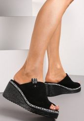 Czarne Klapki na Koturnie z Perforacją i Otwartym Noskiem Averle. Czarne klapki damskie Renee, bez wzorów, z otwartym noskiem, bez obcasa, na koturnie, bez zapięcia. Za 109.99 zł.