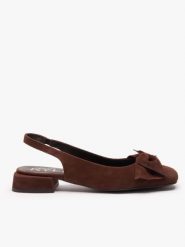 Brązowe czółenka bez pięty z kokardą. Brązowe czółenka damskie Ryłko, bez wzorów, z gumy, bez obcasa, na obcasie. Za 399.99 zł.