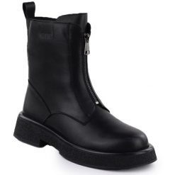 Skórzane botki damskie workery czarne Goe SS2N4145. Czarne botki damskie GOE, z materiału, eleganckie, bez obcasa, bez zapięcia. Za 419.99 zł.