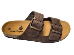 Klasyczne klapki unisex. Brązowe klapki damskie PACIFIQUE SUD, bez wzorów, z materiału, bez obcasa, bez zapięcia. Za 252.50 zł.