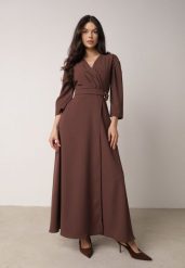 Brązowa Kopertowa Sukienka Wieczorowa z Metaliczną Aplikacją w Talii Henalana. Brązowe sukienki damskie Born2be, z aplikacjami, eleganckie, bez ramiączek. Za 169.99 zł.