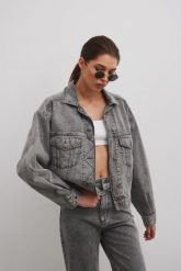 Kurtka jeansowa w kolorze FADED GREY - RUBI. Szare kurtki damskie Marsala, bez wzorów, z denimu, bez kaptura. Za 529.90 zł.