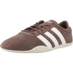 Buty ADIDAS GRAND COURT LO Brązowy. Brązowe obuwie trekkingowe damskie Adidas, z materiału, bez zapięcia. Za 326.20 zł.