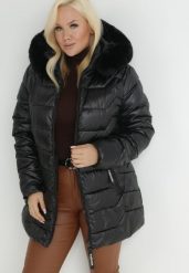 Czarna Kurtka Pikowana z Kapturem i Futerkiem Razu. Czarne kurtki damskie Born2be, plus size, bez wzorów, z jeansu, z kapturem. Za 159.99 zł.